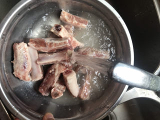 3、胡萝卜玉米排骨汤,然后再冲洗干净，用面粉洗排骨能洗的更干净