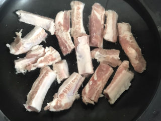 4、胡萝卜玉米排骨汤,捞出放入锅中加入适量清水煮出血沫