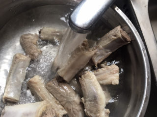 5、胡萝卜玉米排骨汤,然后再捞出洗去血沫，再沥干水份备用