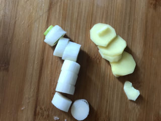 7、胡萝卜玉米排骨汤,姜切片，葱切段备用