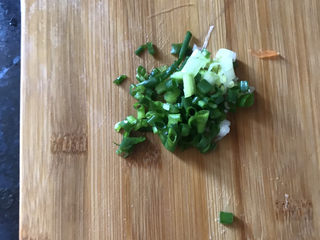 8、胡萝卜玉米排骨汤,小葱切成葱花