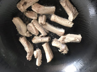 11、胡萝卜玉米排骨汤,油热倒入排骨