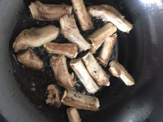 12、胡萝卜玉米排骨汤,小火煸至排骨表面微微焦黄