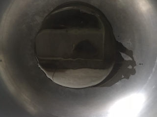 10、胡萝卜玉米排骨汤,热锅倒入适量油