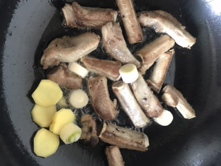 13、胡萝卜玉米排骨汤,然后倒入葱姜炒香