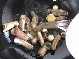 14、胡萝卜玉米排骨汤,再倒入两壶开水，大火烧开转中小火炖40分钟水多加点，因为用铁锅炖汤，汤会越炖越少