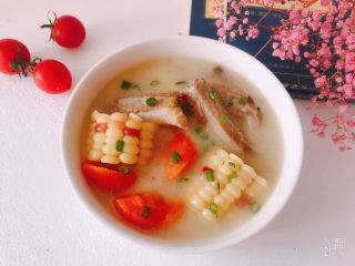 18、胡萝卜玉米排骨汤,盛入碗中可以享用了