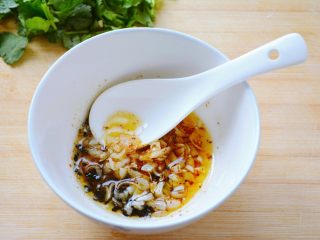 1、【家常拌豆腐丝】好吃的两个要点~,锅中烧干，加入油加热。油温和炒菜放葱花爆锅的温度一样即可~温度合适后，把油倒入准备好的调料。倒入油后会听到“吃啦”一声，然后香气就出来了~