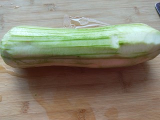 3、丝瓜蛋汤,丝瓜一条去皮。