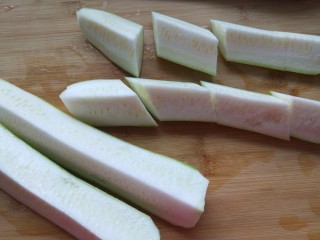 4、丝瓜蛋汤,切成四条在切成小段。