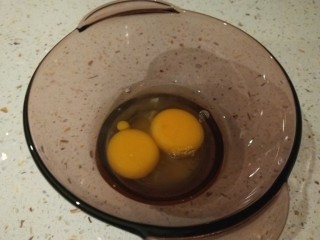 6、丝瓜蛋汤,打入两个土鸡蛋。