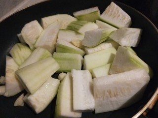 11、丝瓜蛋汤,倒入丝瓜煸炒。