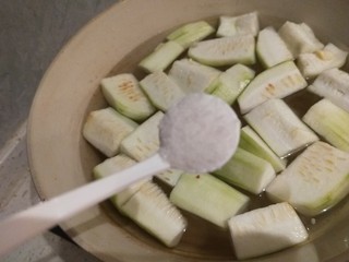 13、丝瓜蛋汤,倒入适量水，加盐？