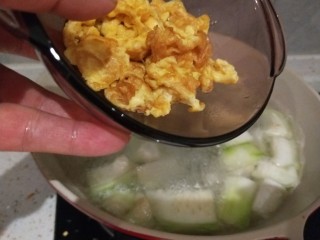 14、丝瓜蛋汤,倒入鸡蛋。