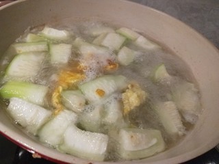 15、丝瓜蛋汤,加入白胡椒。