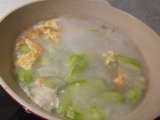 16、丝瓜蛋汤,煮软即可。
