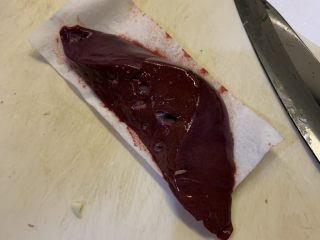 2、猪肝菠菜汤,把猪肝拿出来，切片