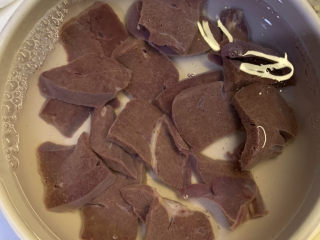 3、猪肝菠菜汤,切好的猪肝，放入清水