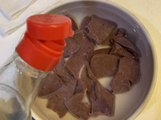 4、猪肝菠菜汤,加入几滴白醋，腌制30分钟