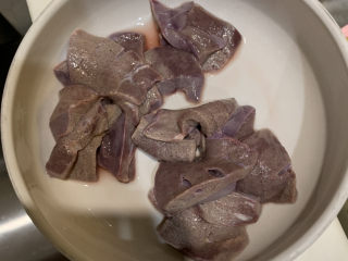 5、猪肝菠菜汤,腌制好的猪肝倒掉水，沥干
