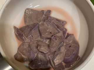 6、猪肝菠菜汤,倒入2勺生粉，搅拌均匀