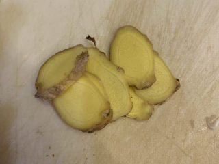 8、猪肝菠菜汤,切好姜片