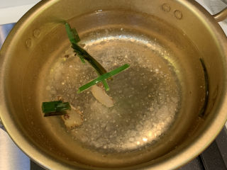 11、猪肝菠菜汤,加入适量清水，煮开