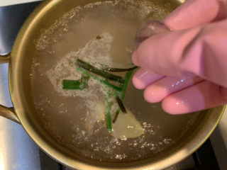 12、猪肝菠菜汤,煮开后放入猪肝，中小火煮15分钟