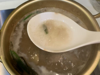 13、猪肝菠菜汤,中途把煮出来的浮沫捞除