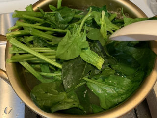 14、猪肝菠菜汤,把菠菜放入锅内，煮熟