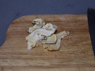 2、当归乌鸡汤,当归清洗干净