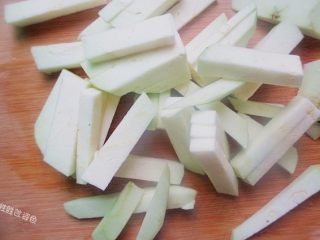 3、油泼酸辣茄子,切成长短相差不大的条