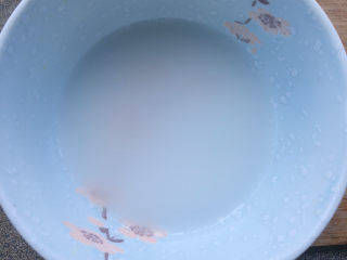 1、葱油豆腐,1小勺淀粉加少许水调成芡汁。