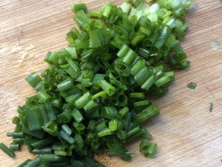2、葱油豆腐,小葱切好。