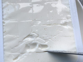 3、葱油豆腐,豆腐稍沥干水分用刀划方格。