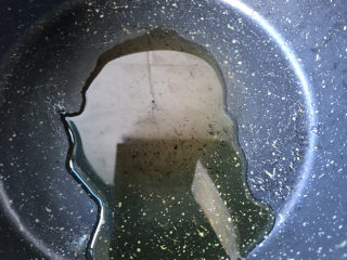 4、葱油豆腐,锅里倒入油。