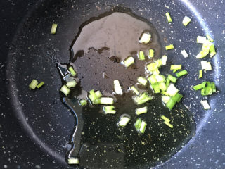 5、葱油豆腐,油开后下入葱白。
