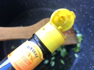 7、葱油豆腐,再适量生抽，一点的白糖。