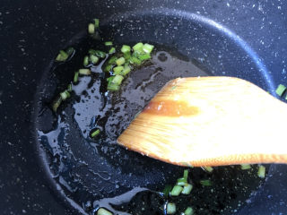 8、葱油豆腐,炒匀调料。