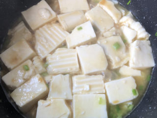 11、葱油豆腐,小火慢慢炖煮几分钟入味。