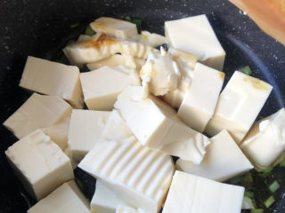 9、葱油豆腐,倒入豆腐。