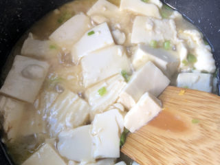 13、葱油豆腐,略微再煮一会儿收汁。
