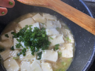 14、葱油豆腐,撒入葱花。