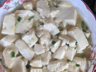 15、葱油豆腐,即可出锅。