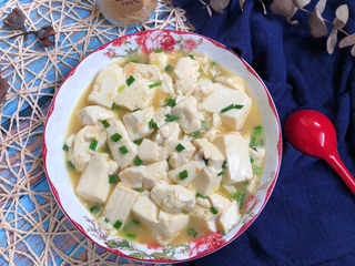 16、葱油豆腐,装盘趁热吃。