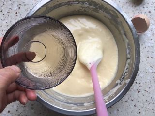 8、纸杯蛋糕,加入色拉油，稍稍拌均匀即可；