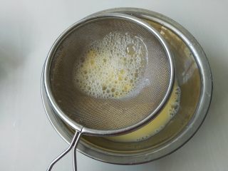 4、肉末蛋羹,蛋液用滤网过滤一下，去除里边的浮末