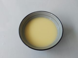 5、肉末蛋羹,过滤好的蛋液倒入碗里