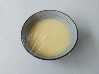 6、肉末蛋羹,碗上边盖上一层保鲜膜，用牙签扎几个眼，放入锅里蒸熟，水开之后大概蒸10分钟左右