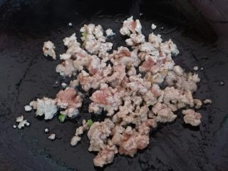 8、肉末蛋羹,倒入肉馅煸炒一下